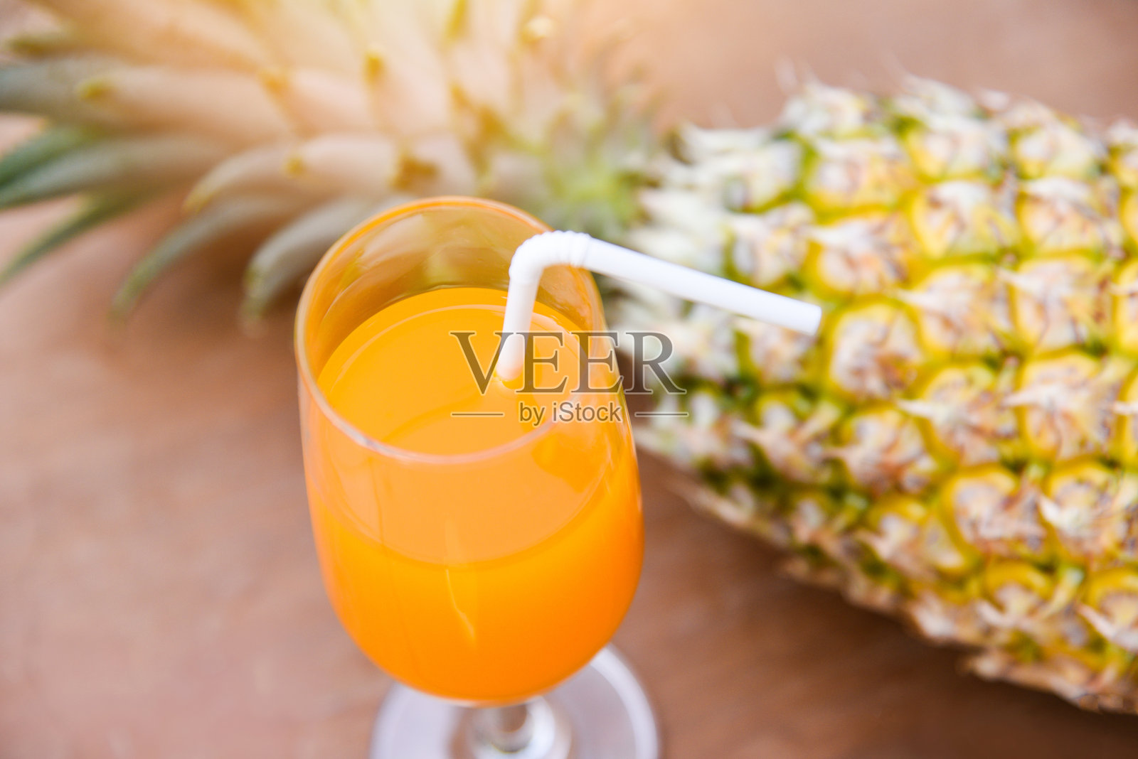 夏日橙、菠萝汁杯和新鲜的热带水果菠萝照片摄影图片
