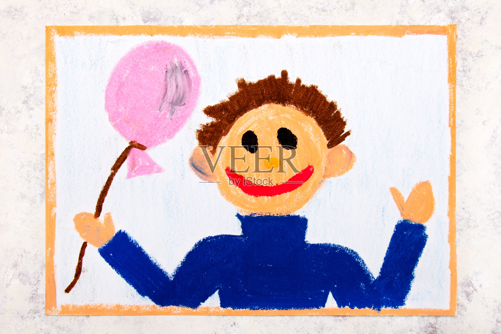彩绘:微笑的男孩，手里拿着粉红色的气球照片摄影图片
