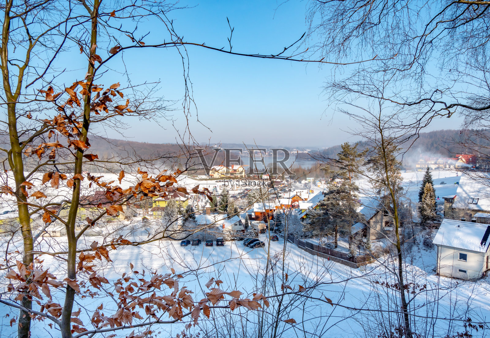 Wiezyca村在冬季。照片摄影图片