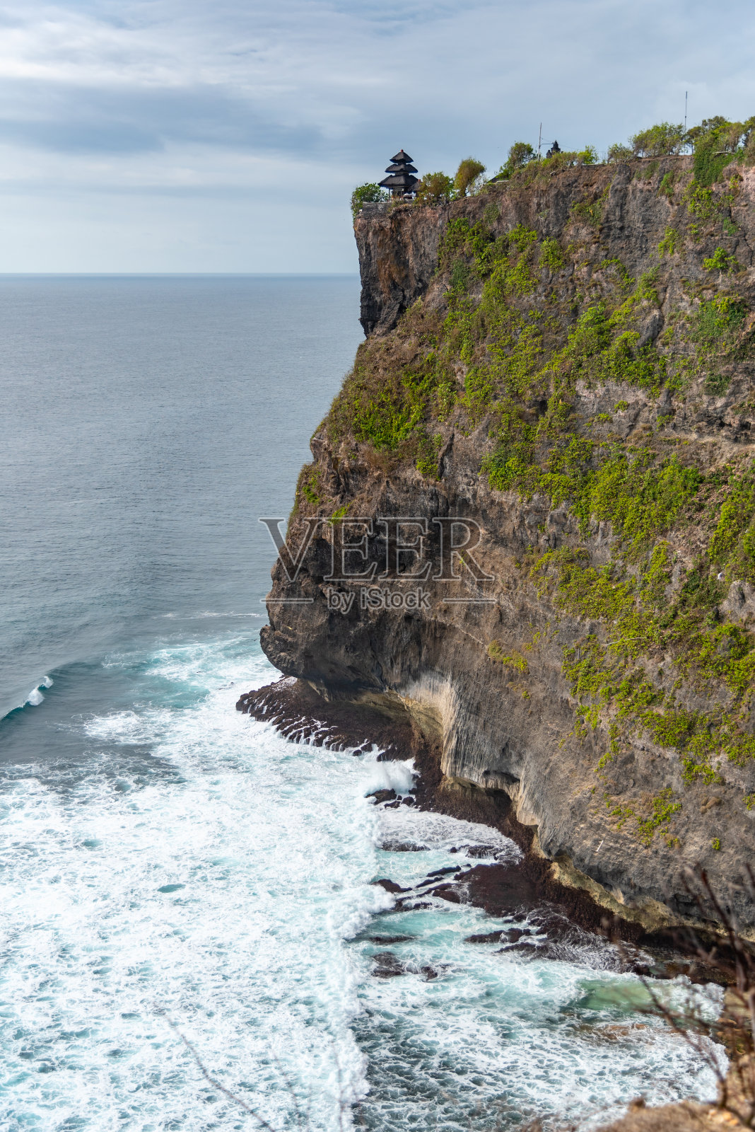 乌鲁瓦图神庙悬崖面朝巴厘岛崎岖的海岸照片摄影图片