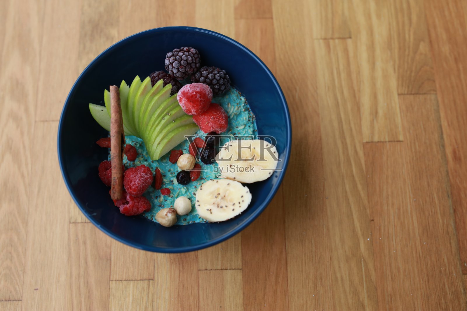 早餐奶昔碗，上面有水果和浆果照片摄影图片