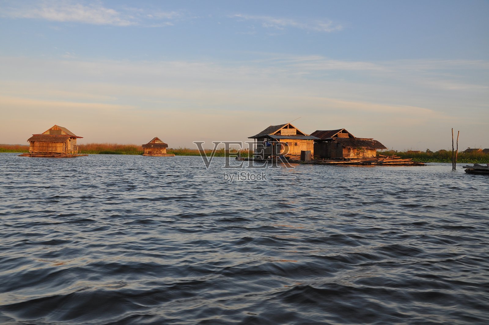 坦佩湖上漂浮的房子照片摄影图片