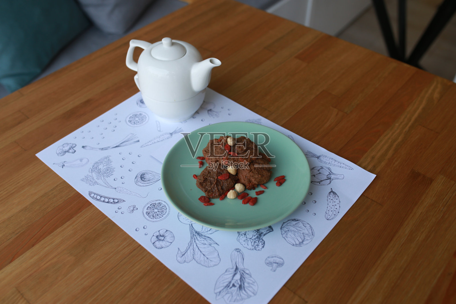 在绿松石盘子上自制巧克力饼干，背景。烘焙食品。乡村背景。照片摄影图片