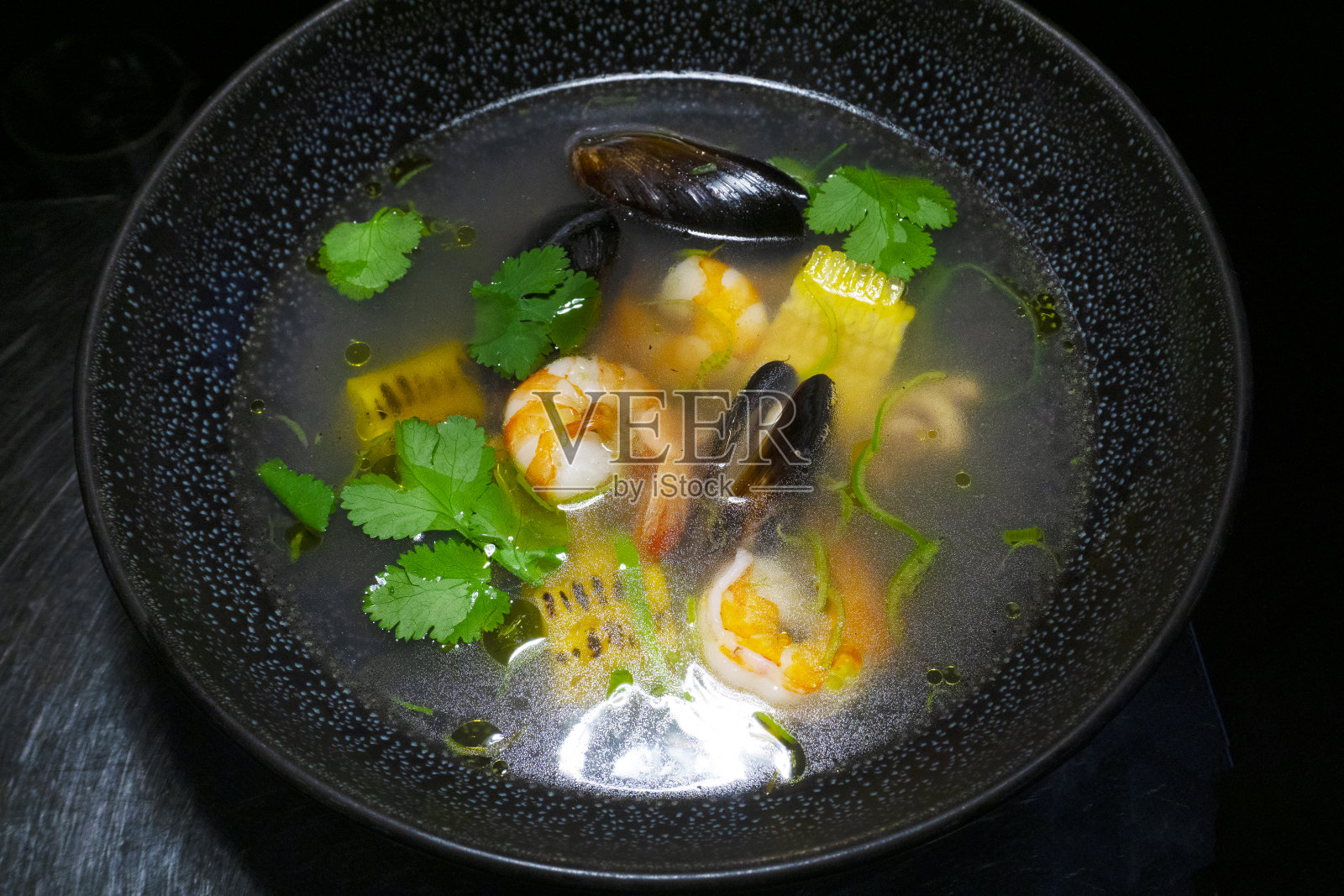 海鲜汤。加贻贝、虾、鱿鱼和蔬菜的托斯卡纳海鲜汤。照片摄影图片