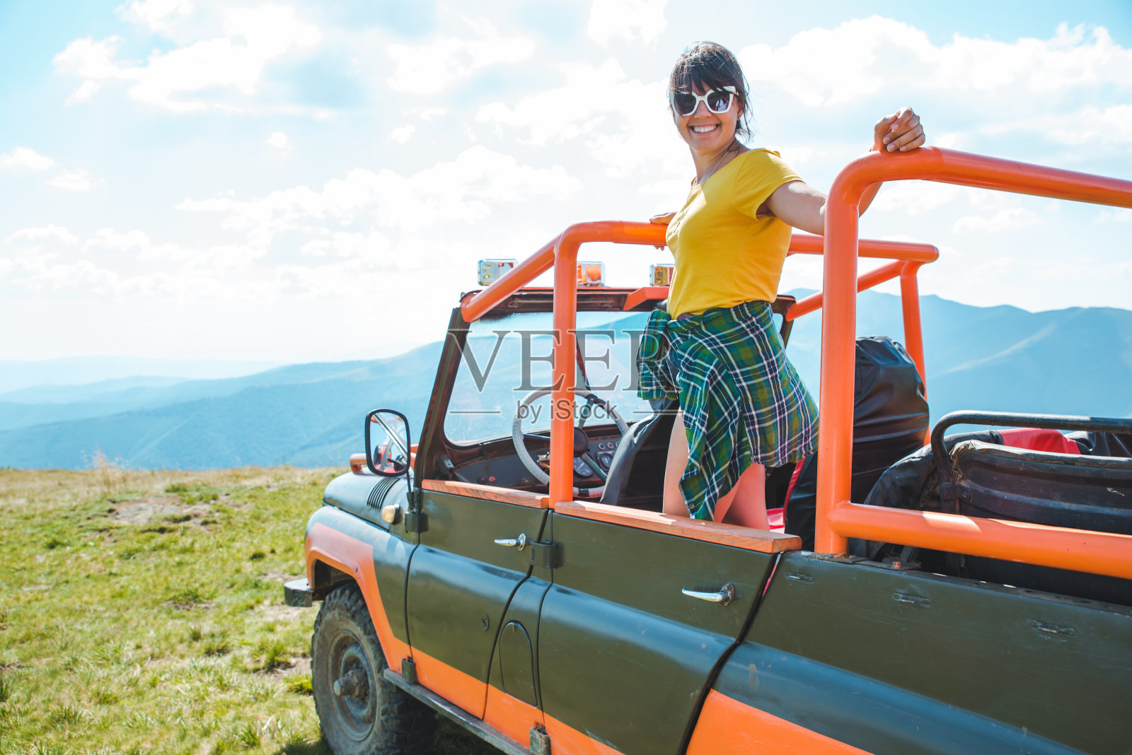 山中的越野车上快乐的笑女人照片摄影图片