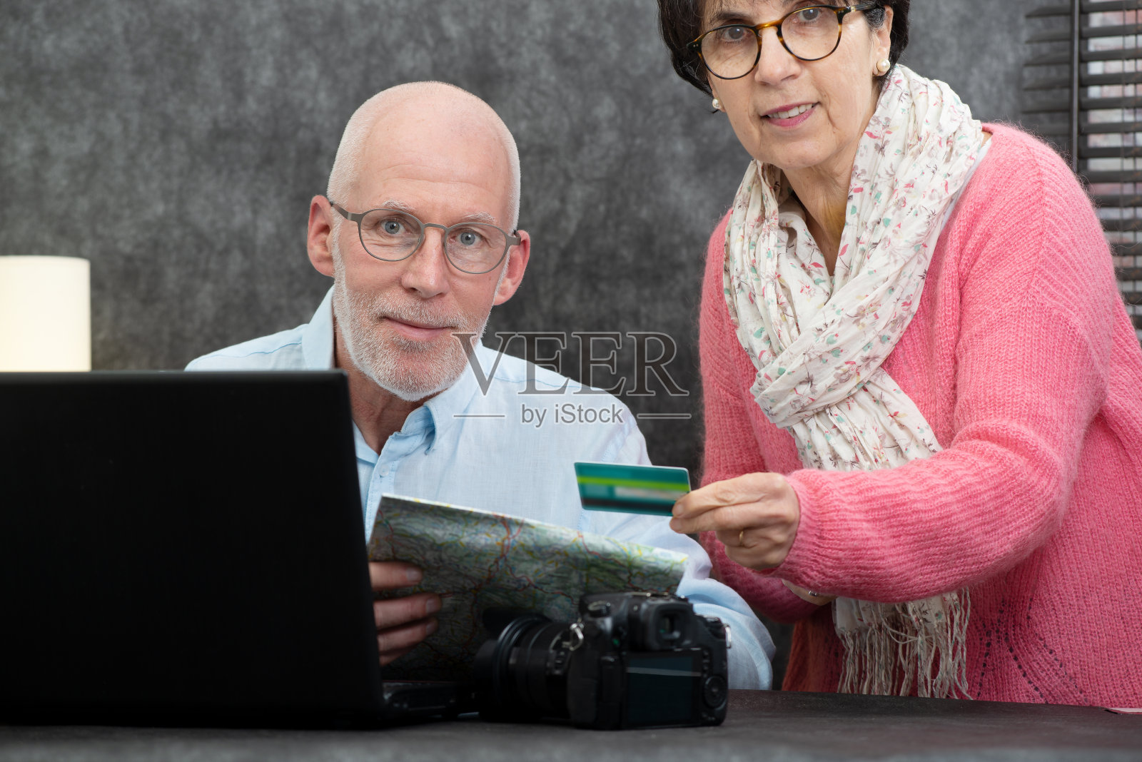 一对老年夫妇准备去度假照片摄影图片