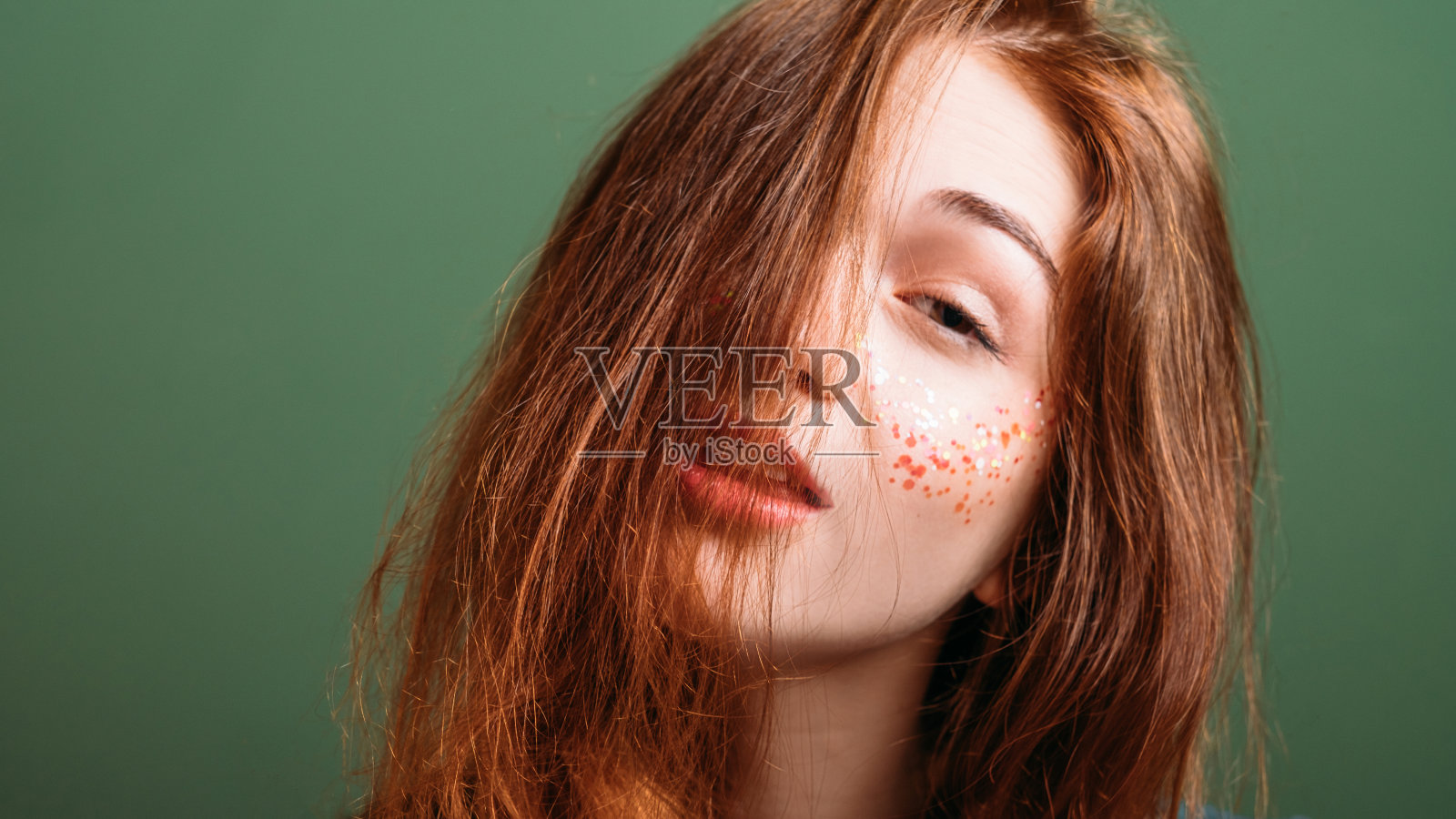 年轻的红发女人疲倦的样子厌倦的表情照片摄影图片