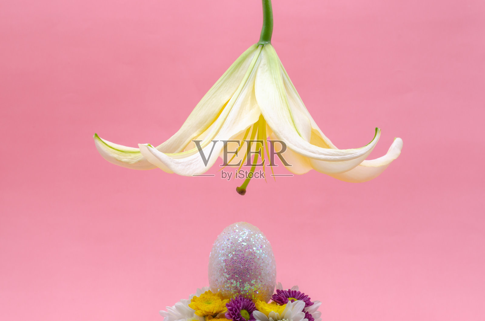五颜六色的蛋用闪闪发光的东西装饰复活节和节日。照片摄影图片