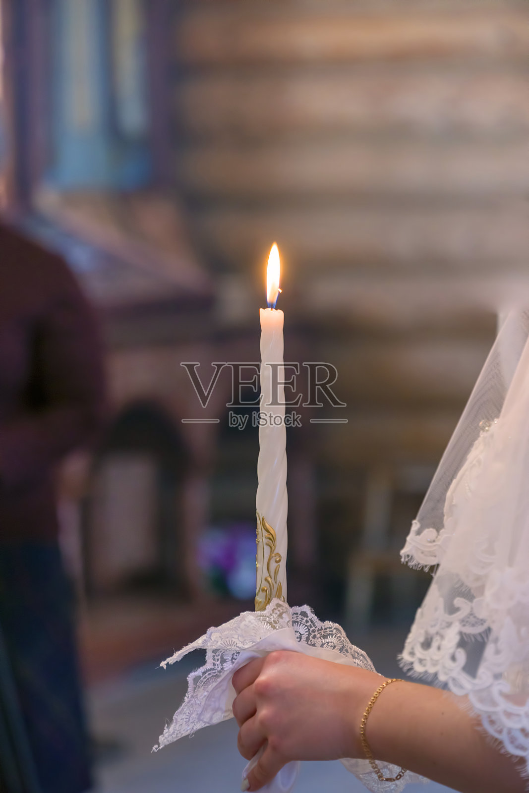 女人手中燃烧的蜡烛照片摄影图片