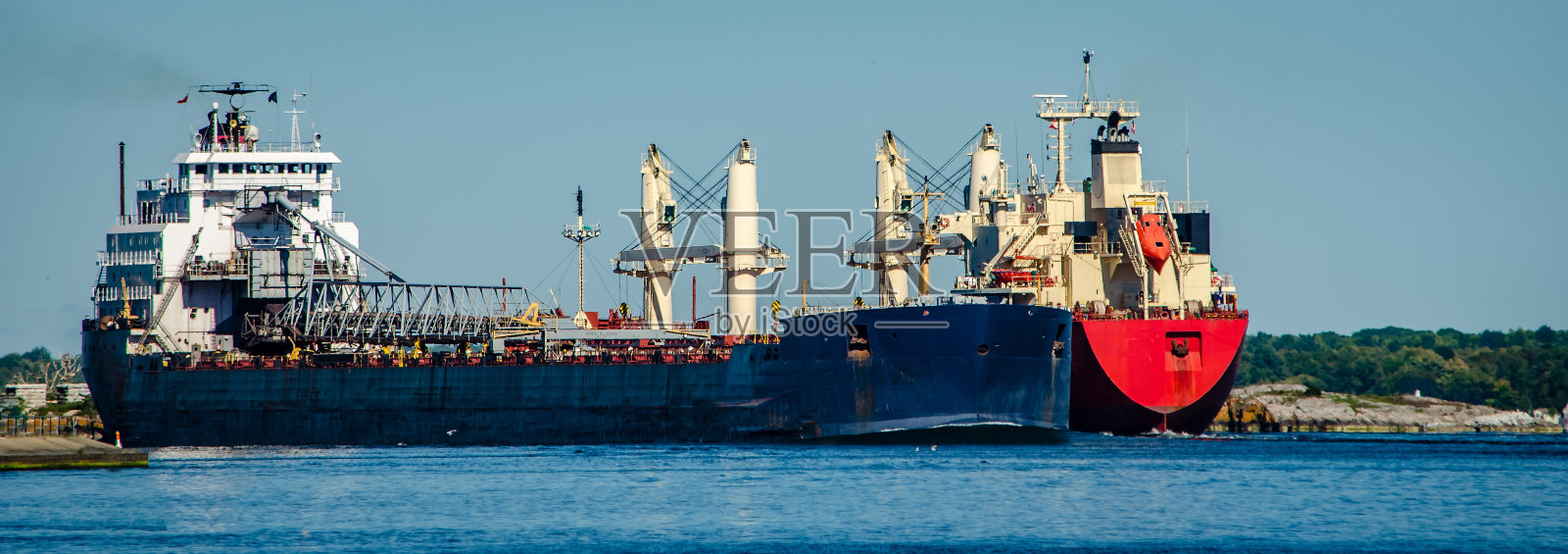 在布罗克维尔的圣劳伦斯河航道上，两艘货轮从相反的方向近距离驶过照片摄影图片