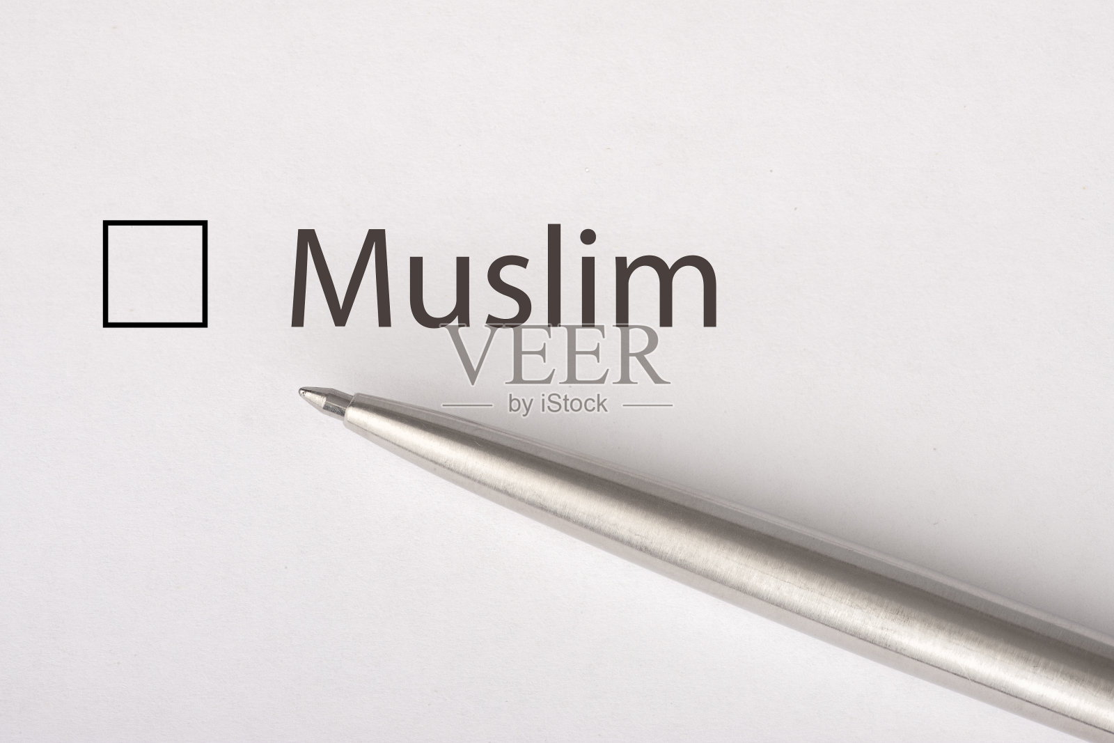穆斯林-复选框与一个十字在白纸与金属笔。检查表的概念。照片摄影图片