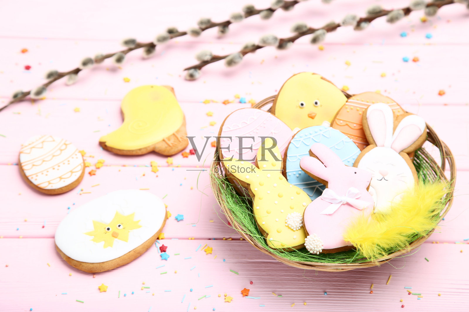 复活节姜饼和柳条篮子里的饼干放在木桌上照片摄影图片