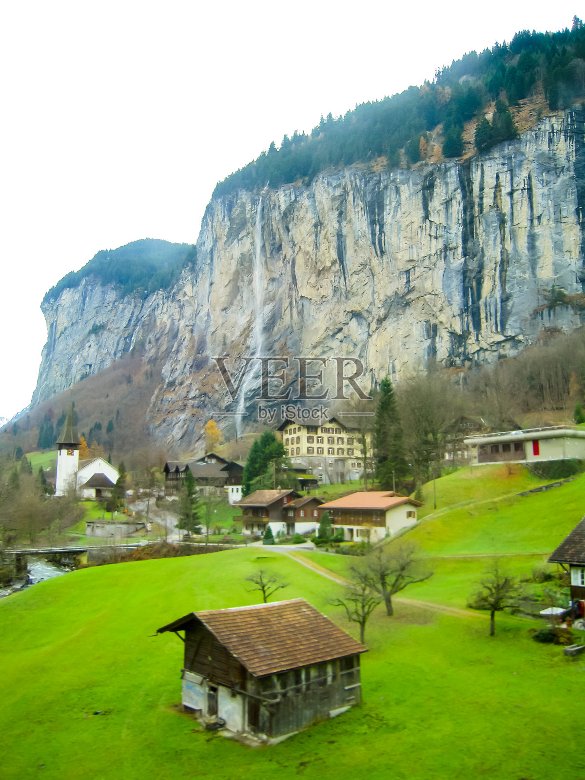 秋天，从Lauterbrunnen到Wengen的火车，Berner Oberland，伯尔尼州，瑞士照片摄影图片