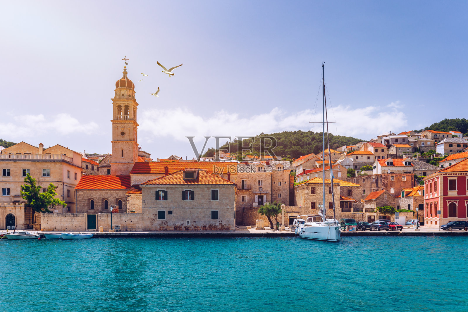 风景如画的小镇普西卡在克罗地亚，岛布拉克，欧洲的全景。普西卡镇地中海全景与海鸥飞过的城镇。克罗地亚，布拉克岛，欧洲。照片摄影图片