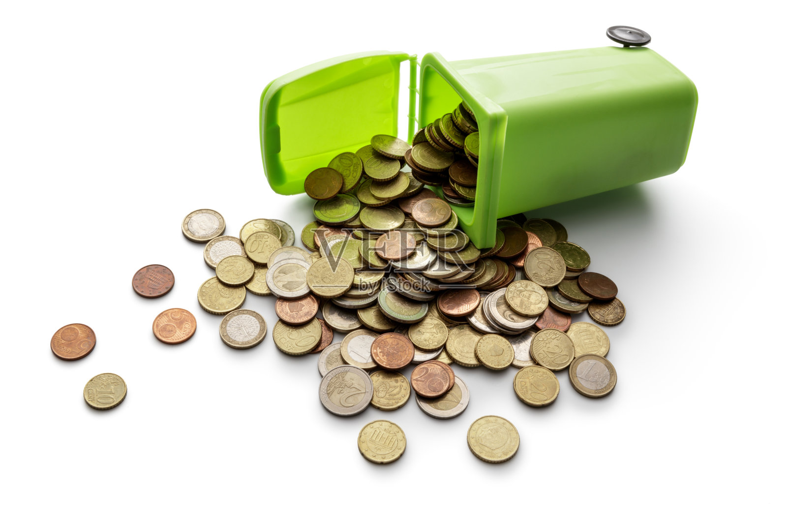 货币:欧元硬币和轮式垃圾桶孤立在白色背景照片摄影图片