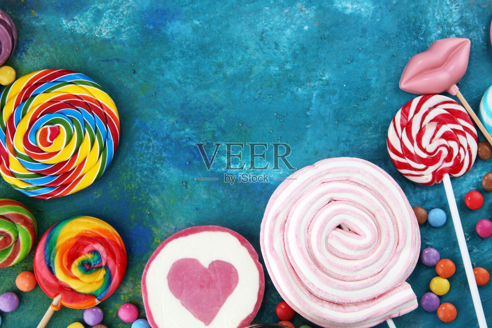 果冻和糖的糖果。色彩缤纷的儿童糖果和糖果上的蓝色照片摄影图片