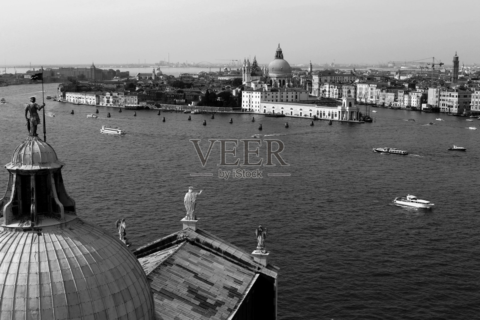 从圣乔治·马焦雷教堂的顶端俯瞰意大利的威尼斯。照片摄影图片