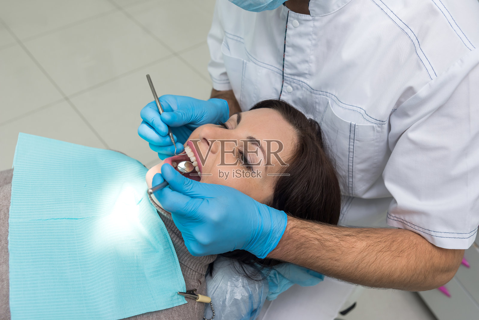 牙医用采样器比较病人的牙齿颜色照片摄影图片