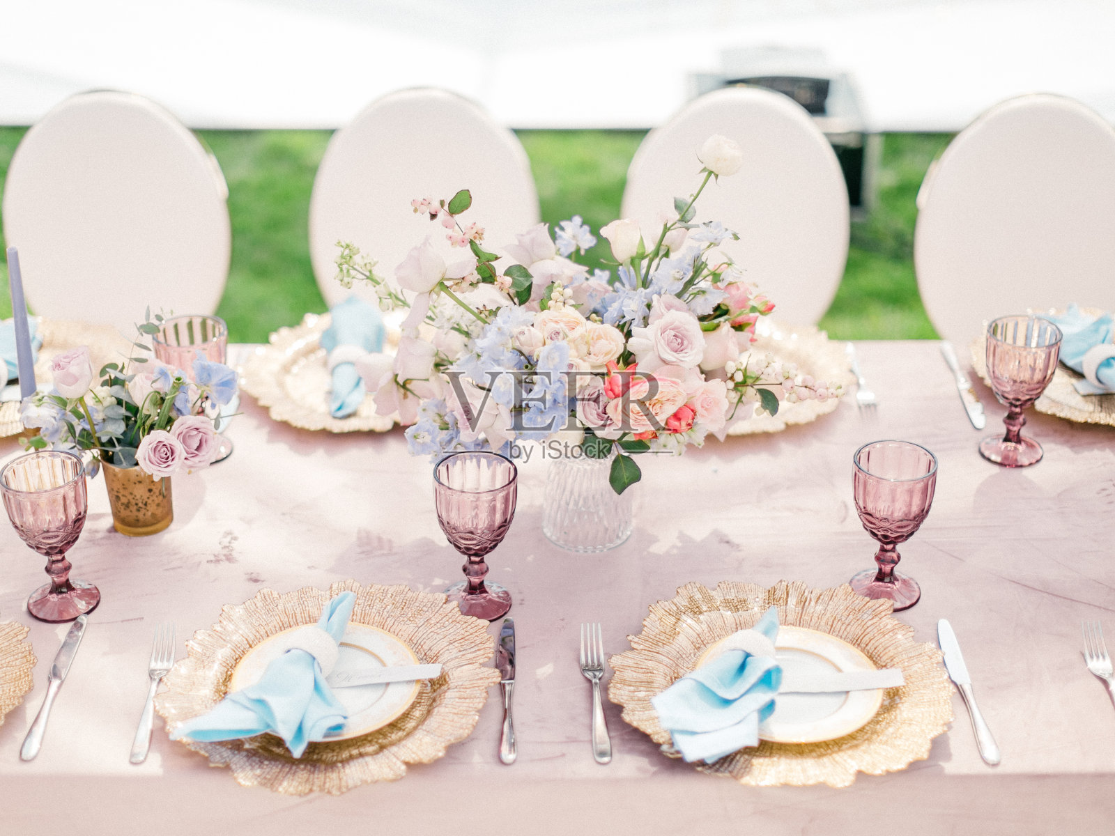 豪华婚宴上的餐桌布置。户外婚礼照片摄影图片