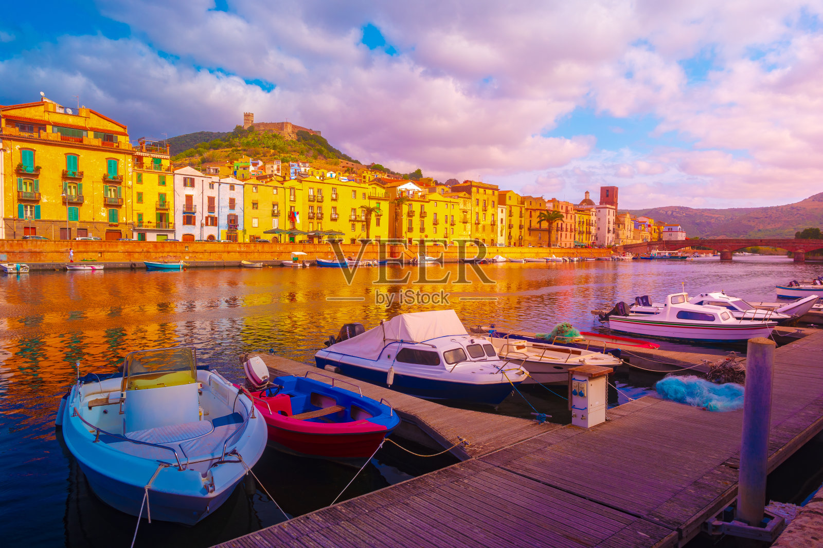 意大利撒丁岛的波萨市，背景中五颜六色的房屋和城堡。照片摄影图片