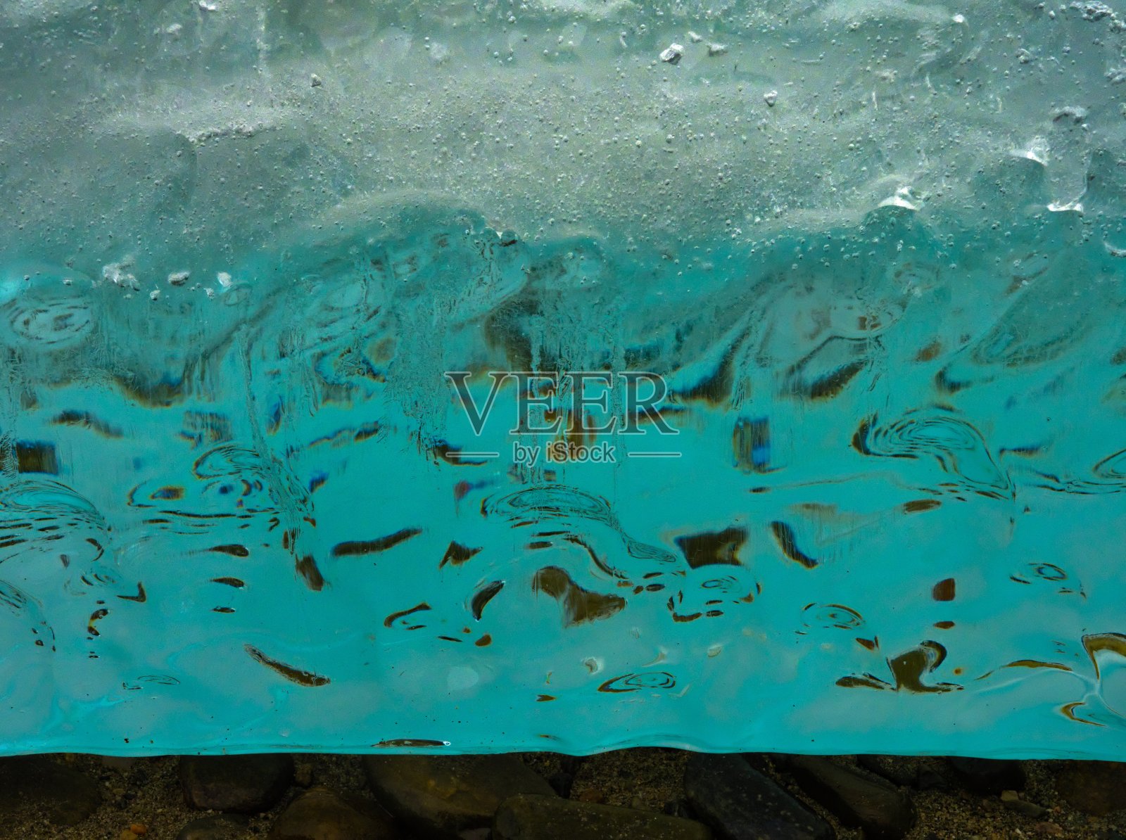 在峡湾卵石海滩上的蓝色冰山的特写镜头- 2照片摄影图片