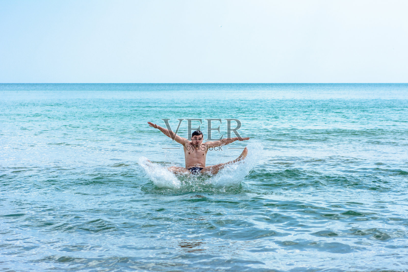 一个运动员在黑海的海浪上跳跃照片摄影图片