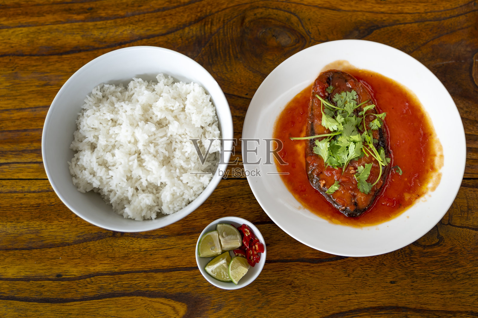 茄汁鲭鱼白米饭。越南人喜欢的菜肴照片摄影图片