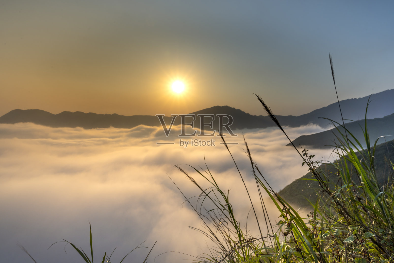 神奇的日落景观与云海在山谷和山在塔学，桑拉，越南照片摄影图片