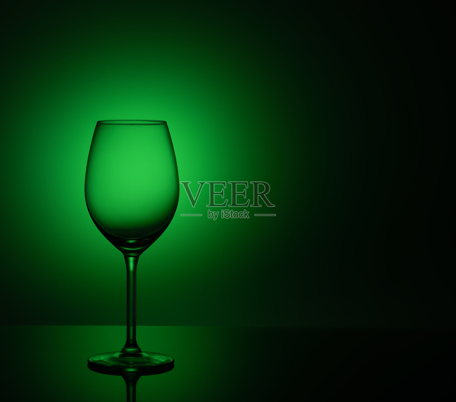 绿色背景的丙烯酸玻璃上的空玻璃成本照片摄影图片