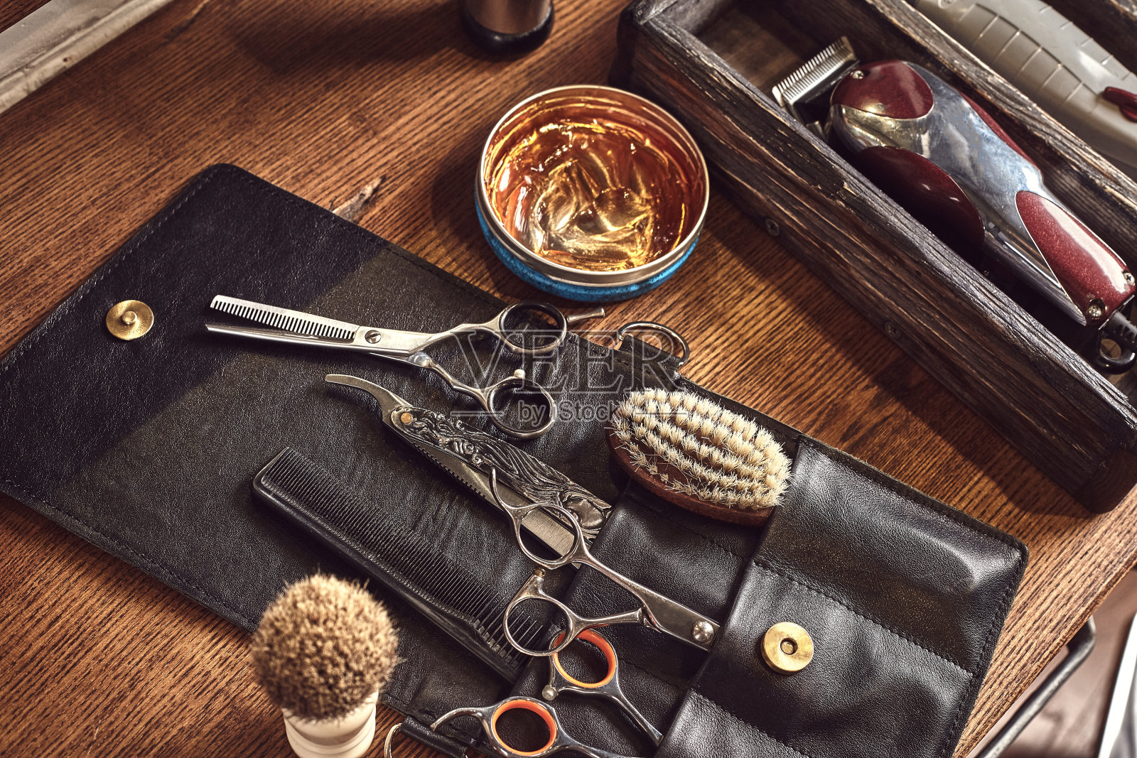 木制背景发型师工具。俯视图木桌与剪刀，梳子，发刷和发夹，修剪器。照片摄影图片