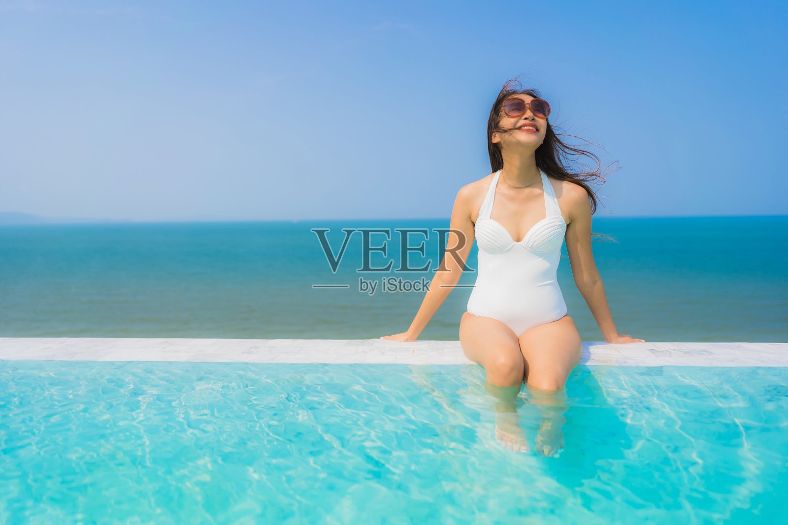 肖像美丽的年轻亚洲女子快乐的微笑放松在游泳池旅游度假照片摄影图片