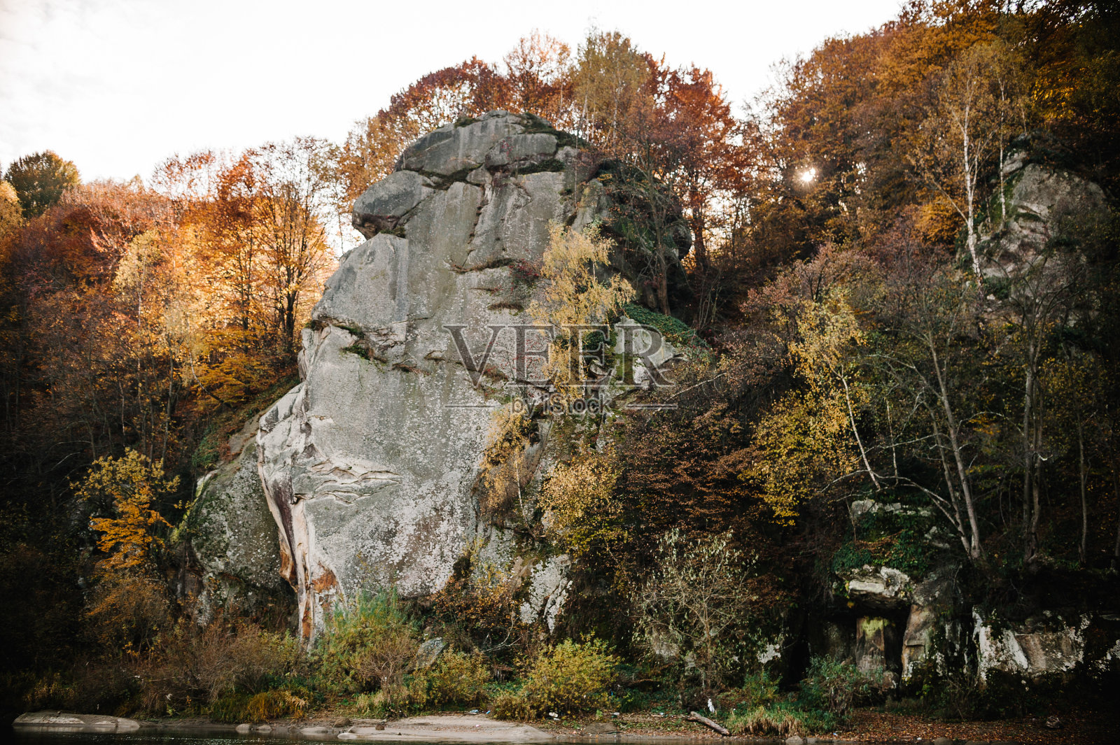 大石头和岩石，山。
在日落。景观与森林，树木和石头。秋天，黄的，红的，绿树。照片摄影图片