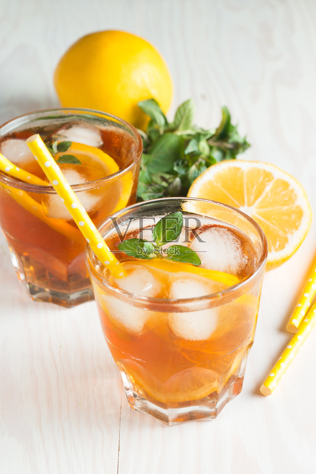 清新的柑橘柠檬汁，夏日饮品。以新鲜柠檬和薄荷为背景的冰茶。茶点饮料的概念。照片摄影图片