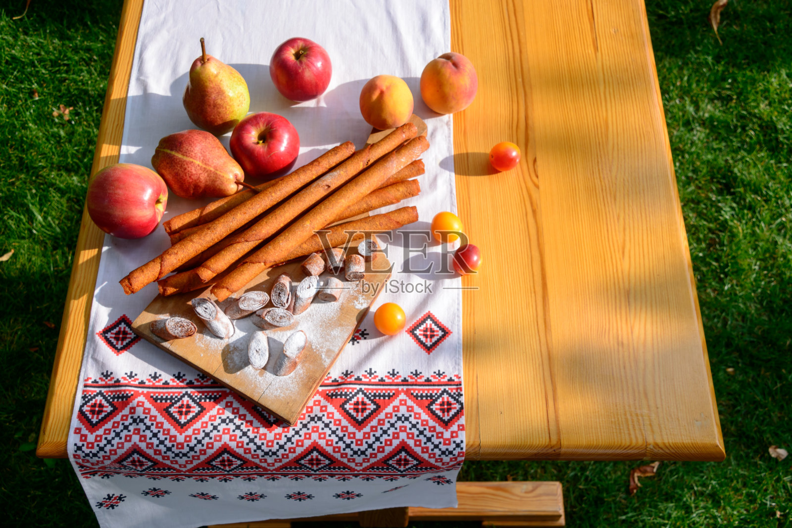 苹果，梨，桃子，李子的水果糊。夏天的美味甜点。照片摄影图片