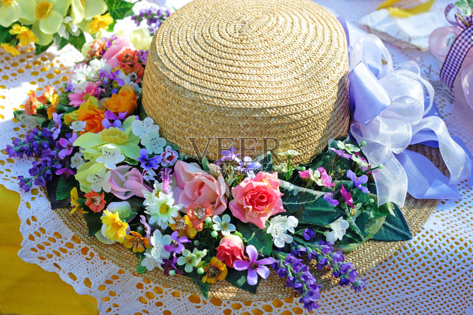 夏天的桌子上放着夏天的帽子照片摄影图片