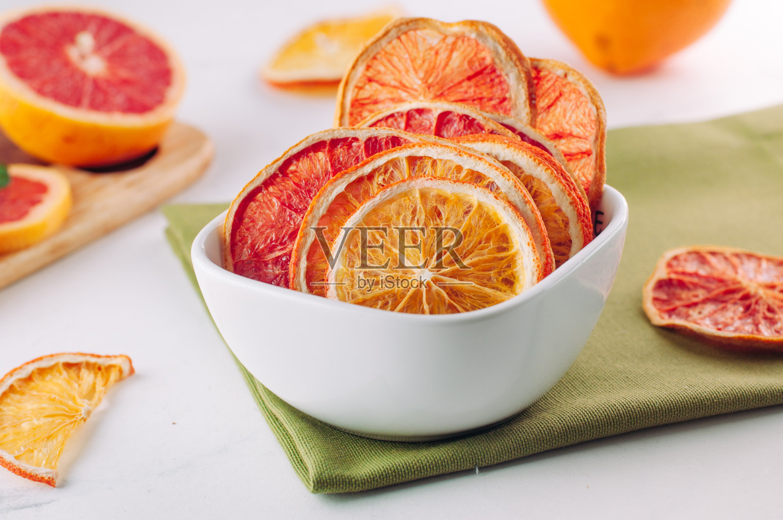 混合干柑橘、橙子和柚子片在一个白色陶瓷碗照片摄影图片
