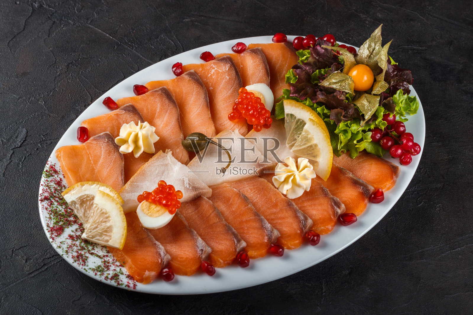 开胃菜淡盐鲑鱼装饰鱼子酱，生菜和冷冻照片摄影图片