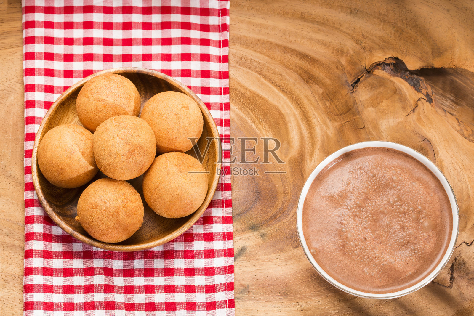 哥伦比亚早餐-油炸馅饼和热巧克力照片摄影图片