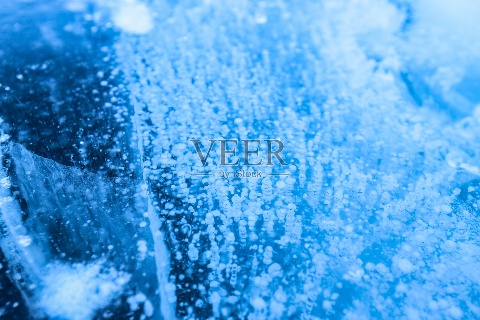 贝加尔湖上的冰背景上的冰泡照片摄影图片