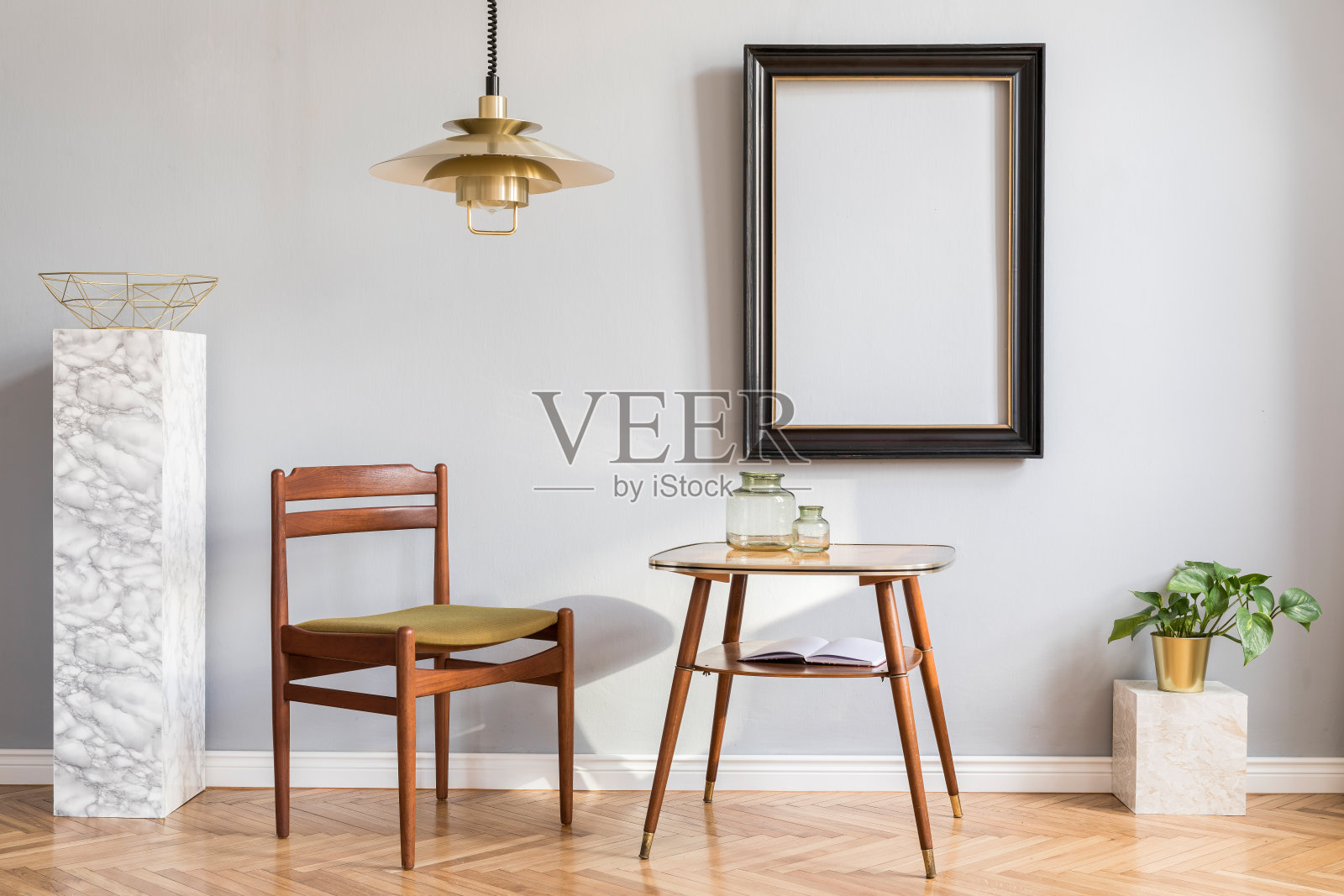 阳光和设计复古室内设计椅子，金灯，小桌子与花瓶。灰色背景墙上的黑色模拟框。大理石。简约的客厅概念。真实的照片。照片摄影图片