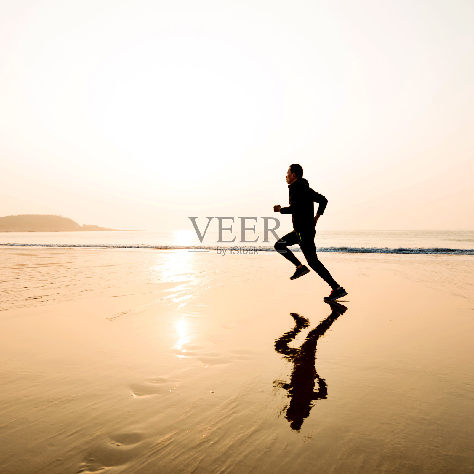 日落时分沙滩上奔跑的人照片摄影图片