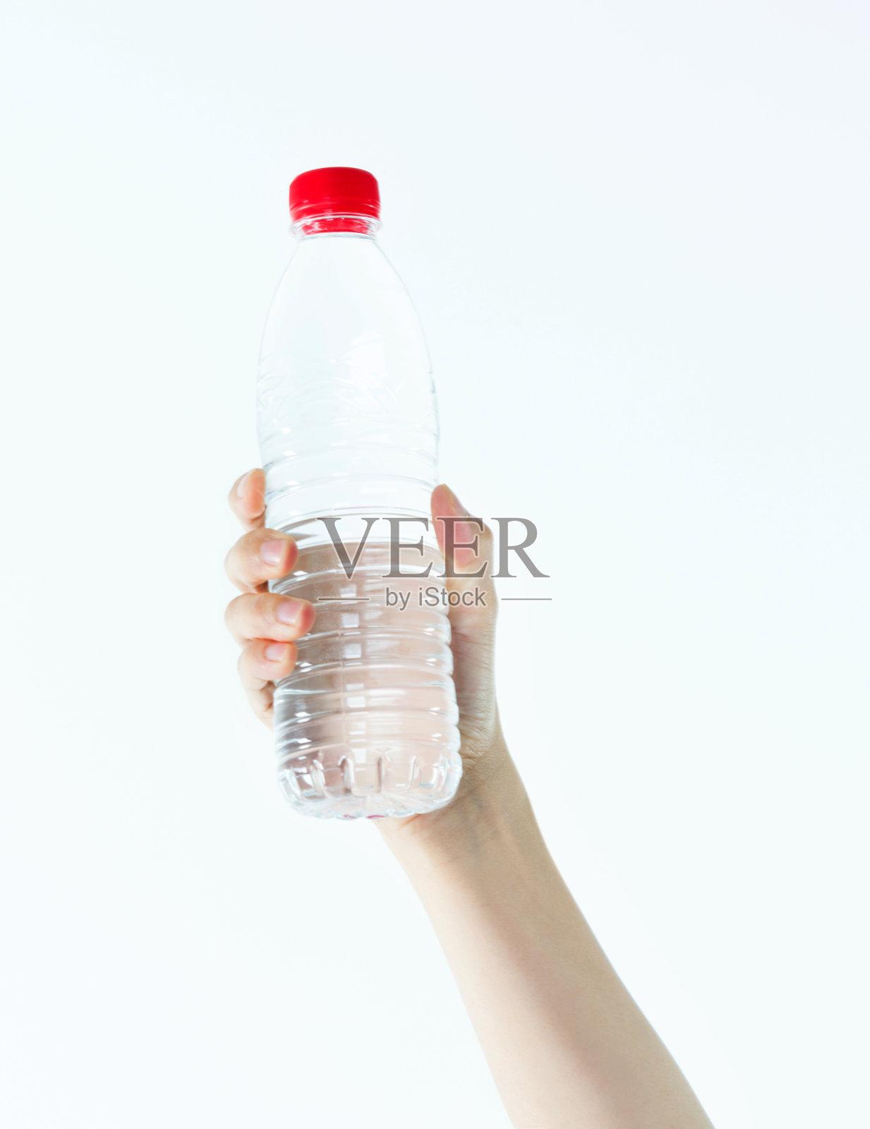 手里拿着一瓶水的女人照片摄影图片
