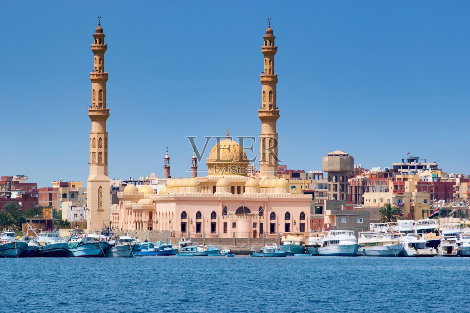 清真寺和城市港口-赫尔加达，红海，埃及照片摄影图片