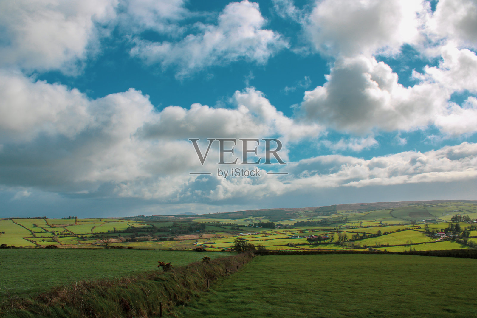 风景优美的爱尔兰山和蓝天照片摄影图片
