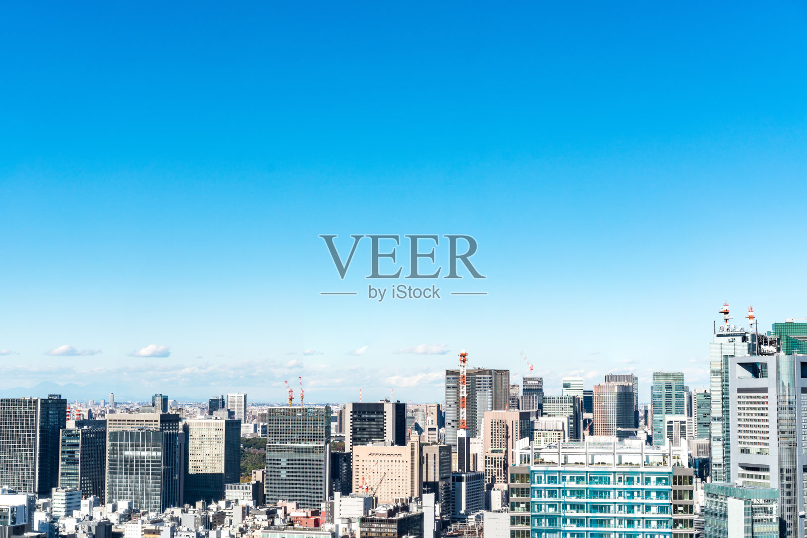 亚洲房地产和企业建设的商业理念——日本东京滨松町蓝天下的城市全景鸟瞰图照片摄影图片
