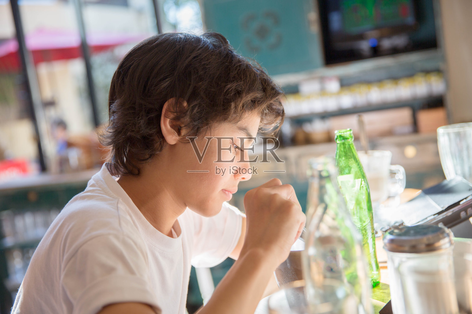 西班牙男孩在餐厅喝酒照片摄影图片