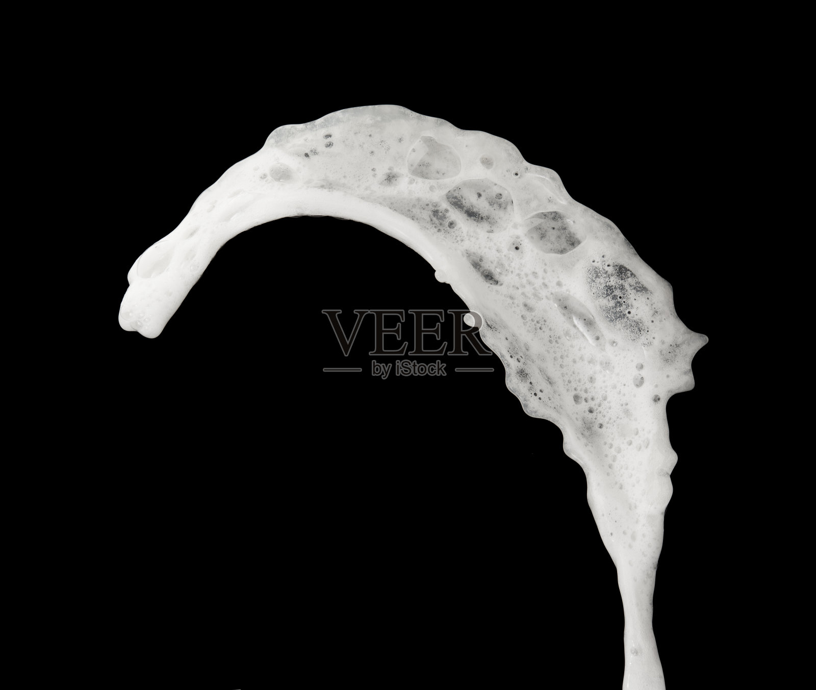 白色泡沫泡沫从香皂洗发水推出黑色背景，冻结停止运动的照片对象设计照片摄影图片