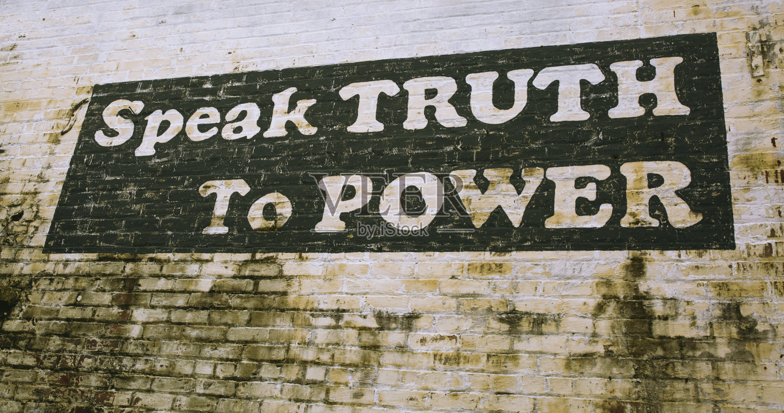 维吉尼亚州卡尔佩珀墙上的标牌上写着“对权力说真话”照片摄影图片