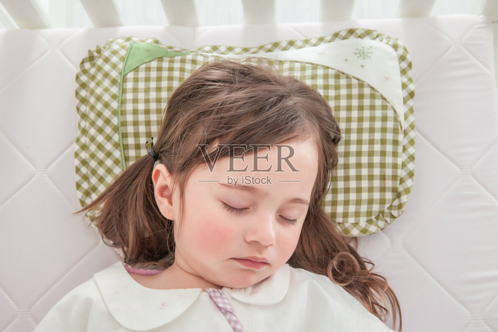 可爱的小女孩睡在床上照片摄影图片
