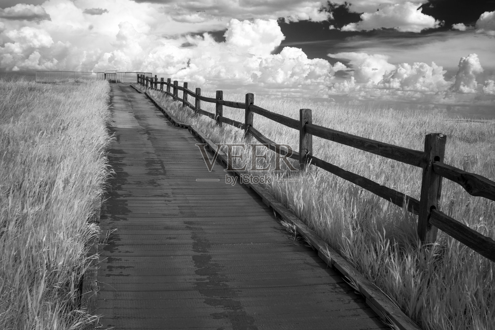 有栏杆的木制小路和戏剧性的云景照片摄影图片